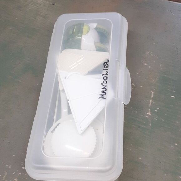 Bundle of Mandoline fruit and vegetable slicer with 3  blades & garlic mincer. - Picture 7 of 7